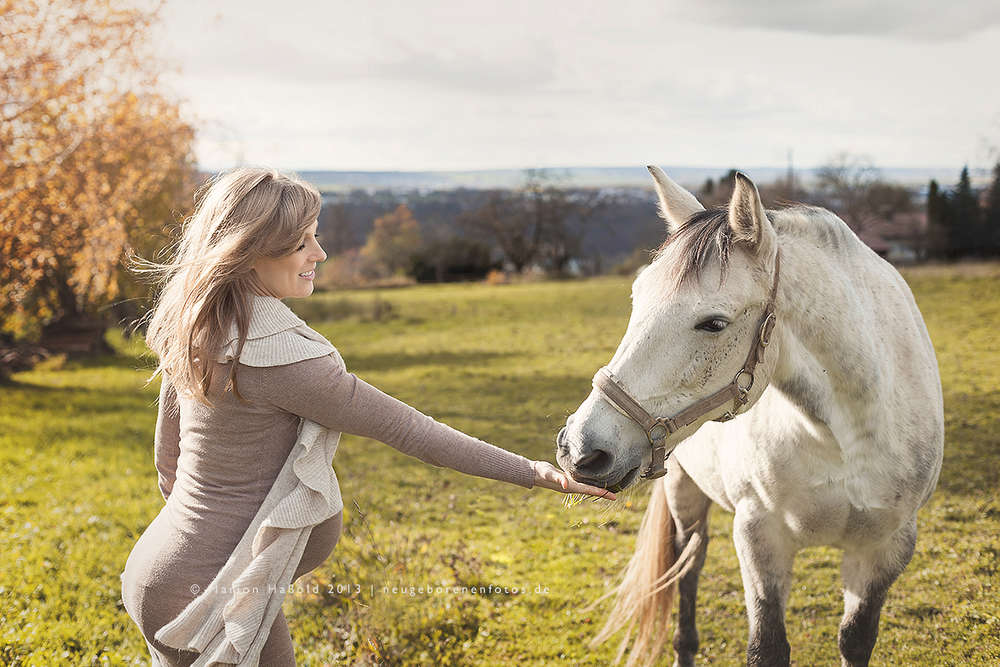 Babybauchfotos im Freien (Marion Hassold Photography - Neugeborenenfotos.de)