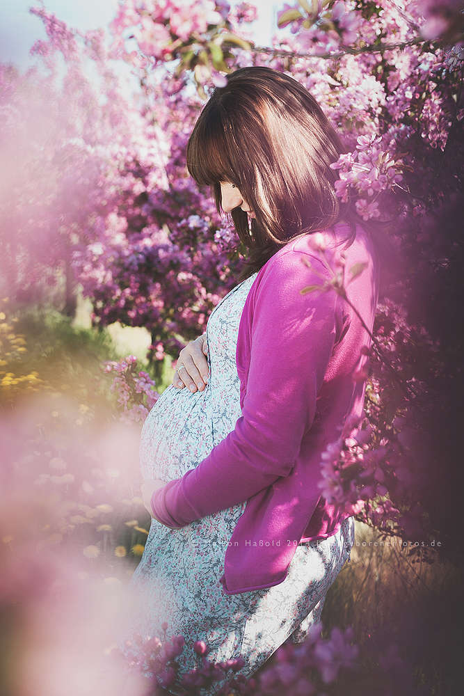 Babybauchfotos im Freien (Marion Hassold Photography - Neugeborenenfotos.de)