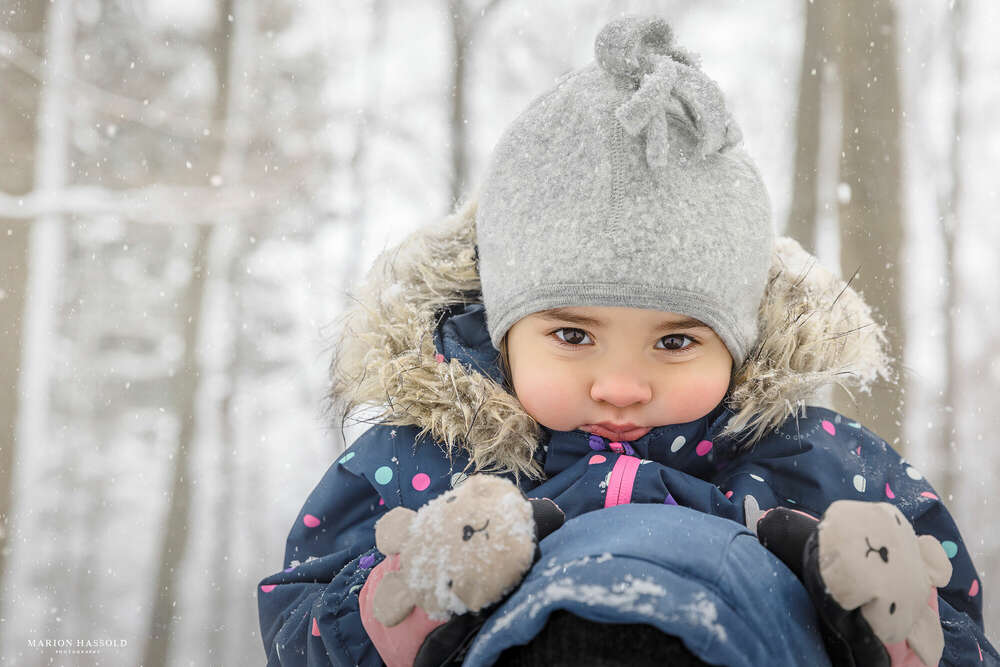 Gemischte Gefühle: der erste Schnee (Marion Hassold Photography - Neugeborenenfotos.de)