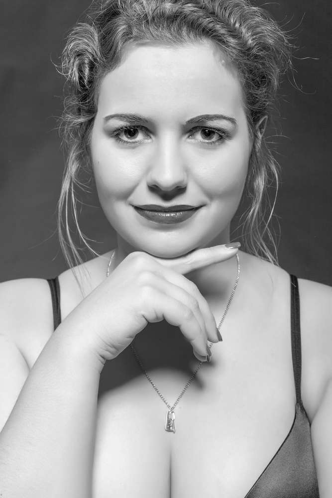  Portrait einer Frau mit großen Brüsten und süssen lächeln (STphotography)