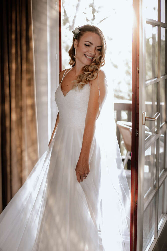 Getting Ready Bride (Alena Fotografie)