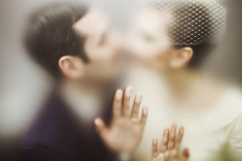 Küssendes Brautpaar (Hochzeitsfotografen aus Essen)