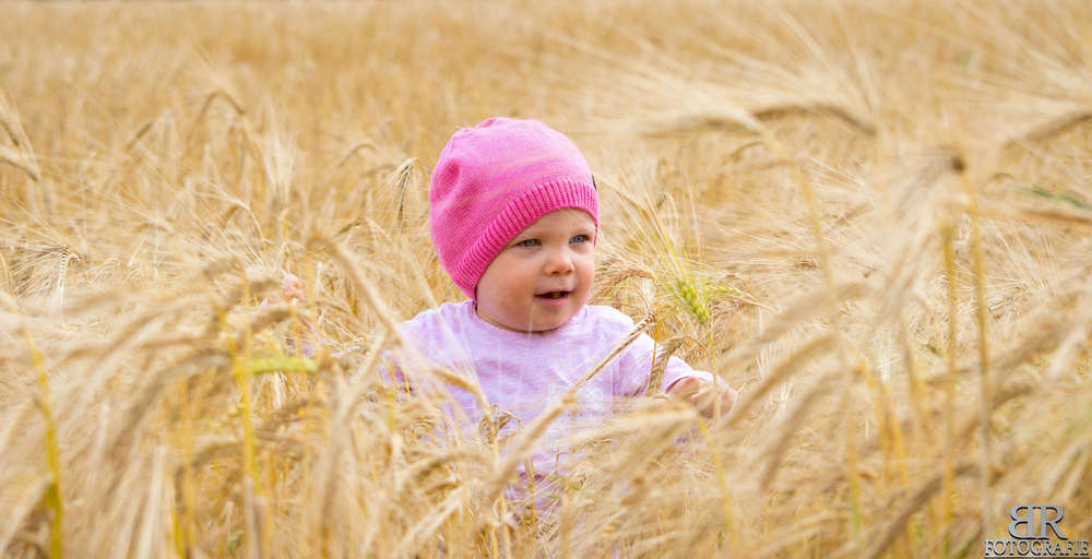 Selina im Strohfeld (Björn Reuter Fotografie)