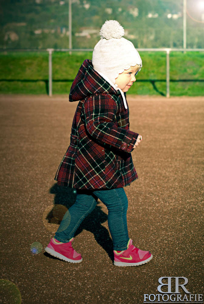 Spaziergang am Sportplatz (Björn Reuter Fotografie)