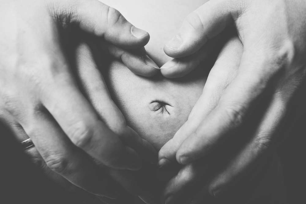 Herz als Herz auf Babybauch (Liebefotografieren)