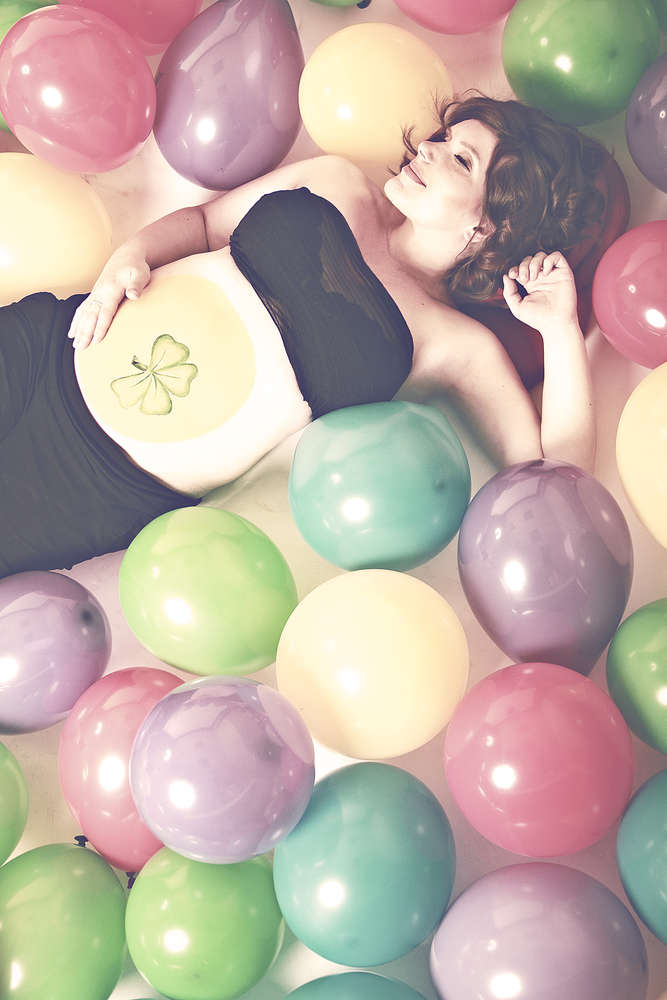 Babybauch mit Bodypainting und Luftballons (Liebefotografieren)