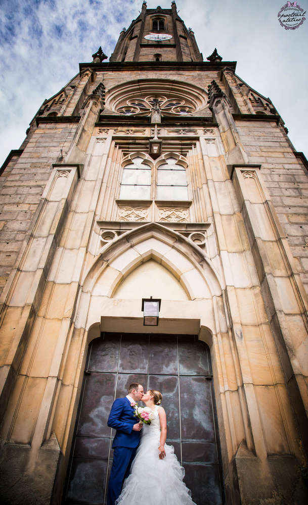 Brautpaar vor Kirche (Fotostudio Portrait Atelier)
