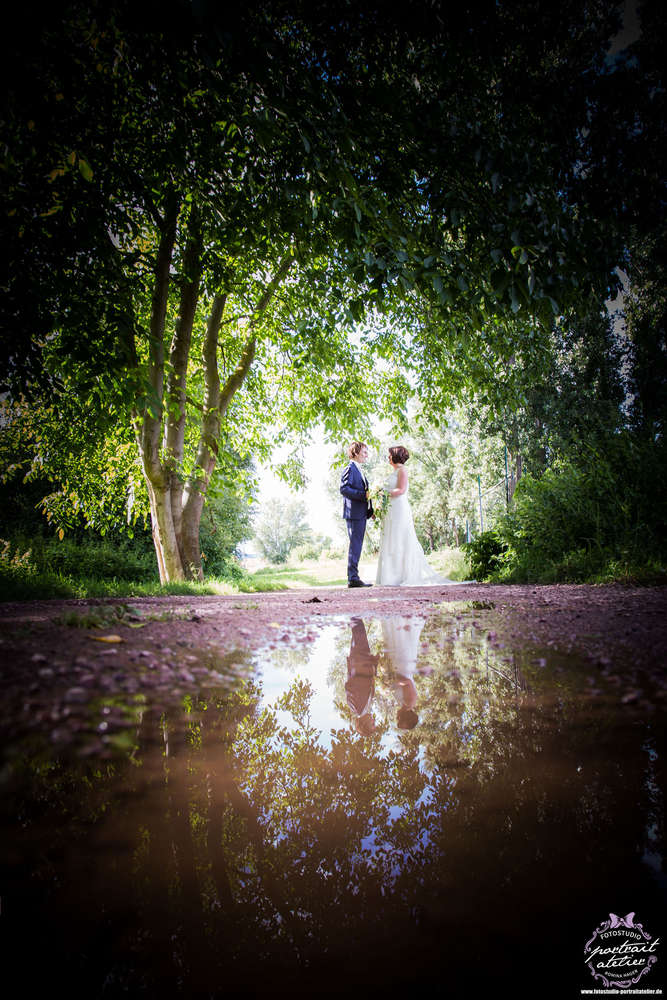 Brautpaar mit Spiegelung (Fotostudio Portrait Atelier)