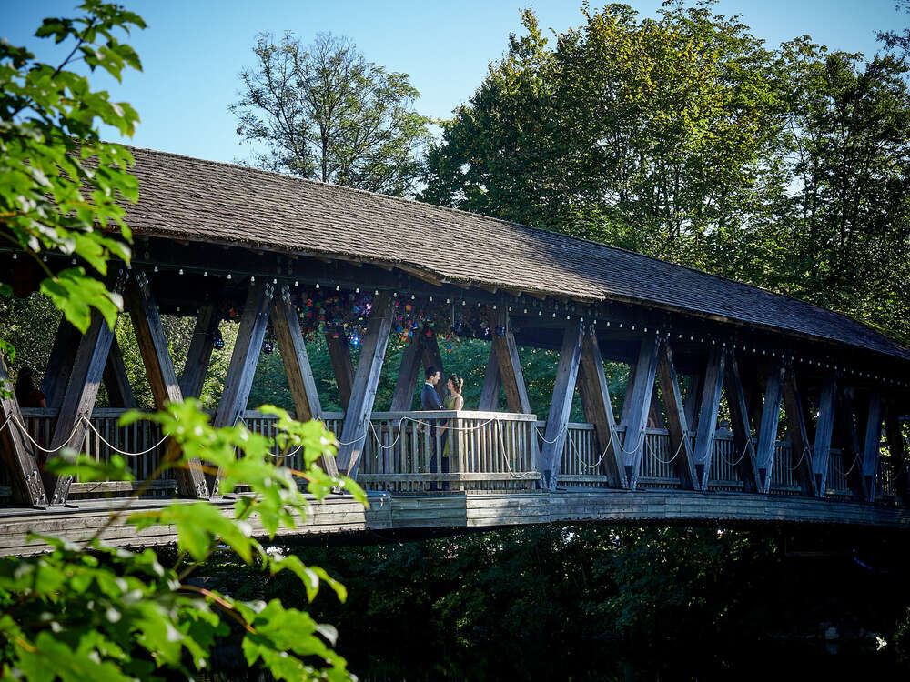 Brautpaar auf Brücke (Martin Retzlaff)