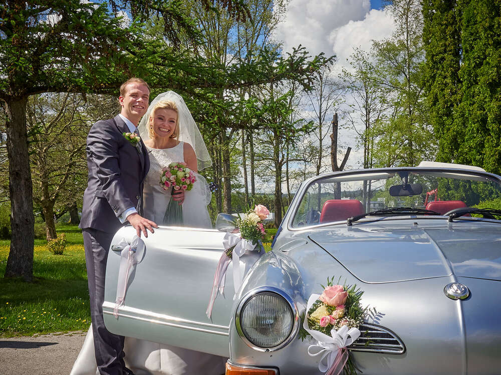 Brautpaar mit Cabrio (Martin Retzlaff)