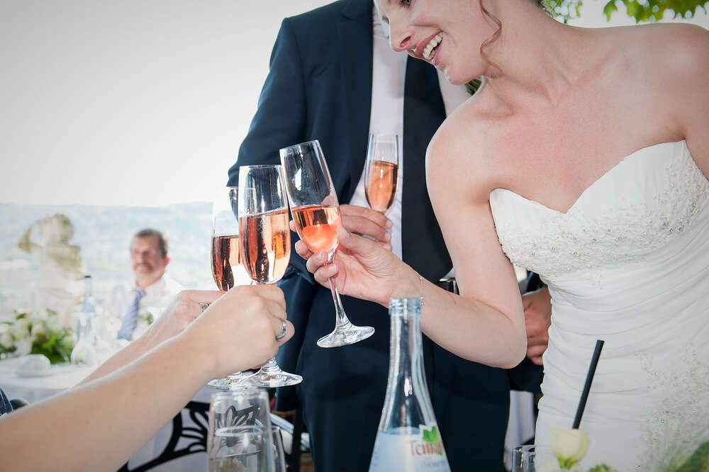 Anstoßen mit der Braut (Martin Retzlaff)