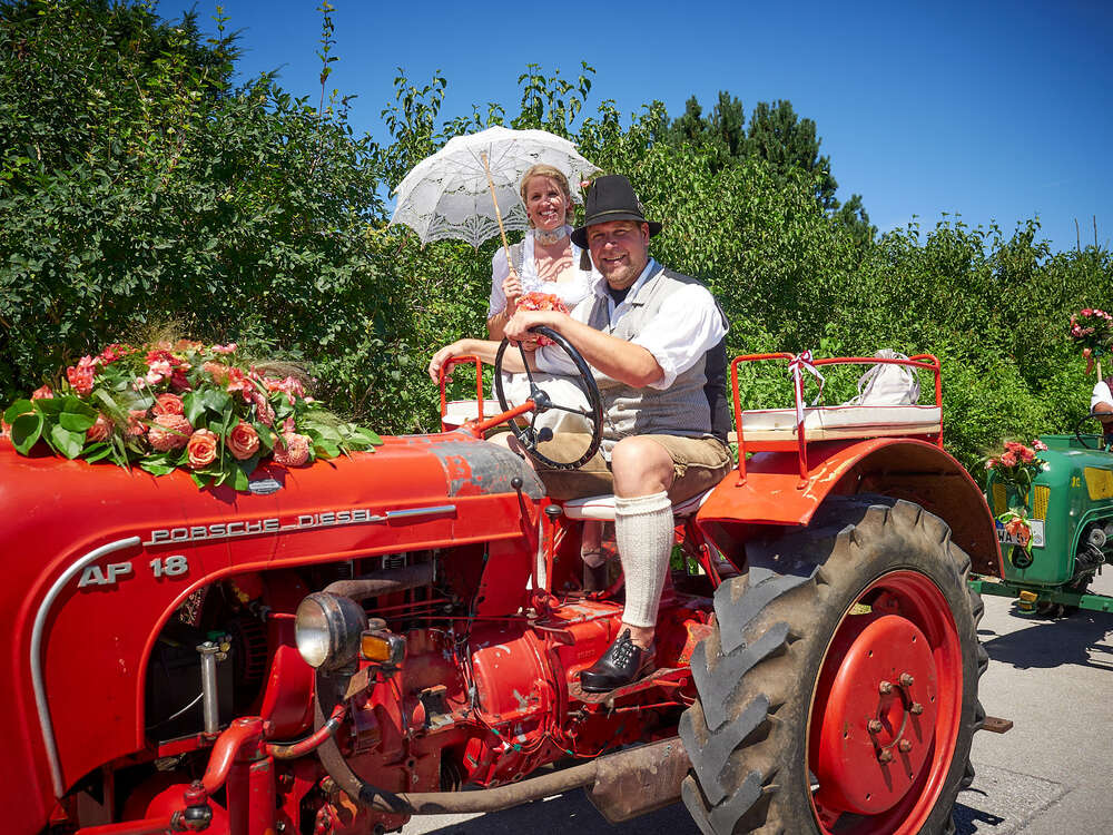 Brautpaar auf rotem Porsche Cabrio (Martin Retzlaff)