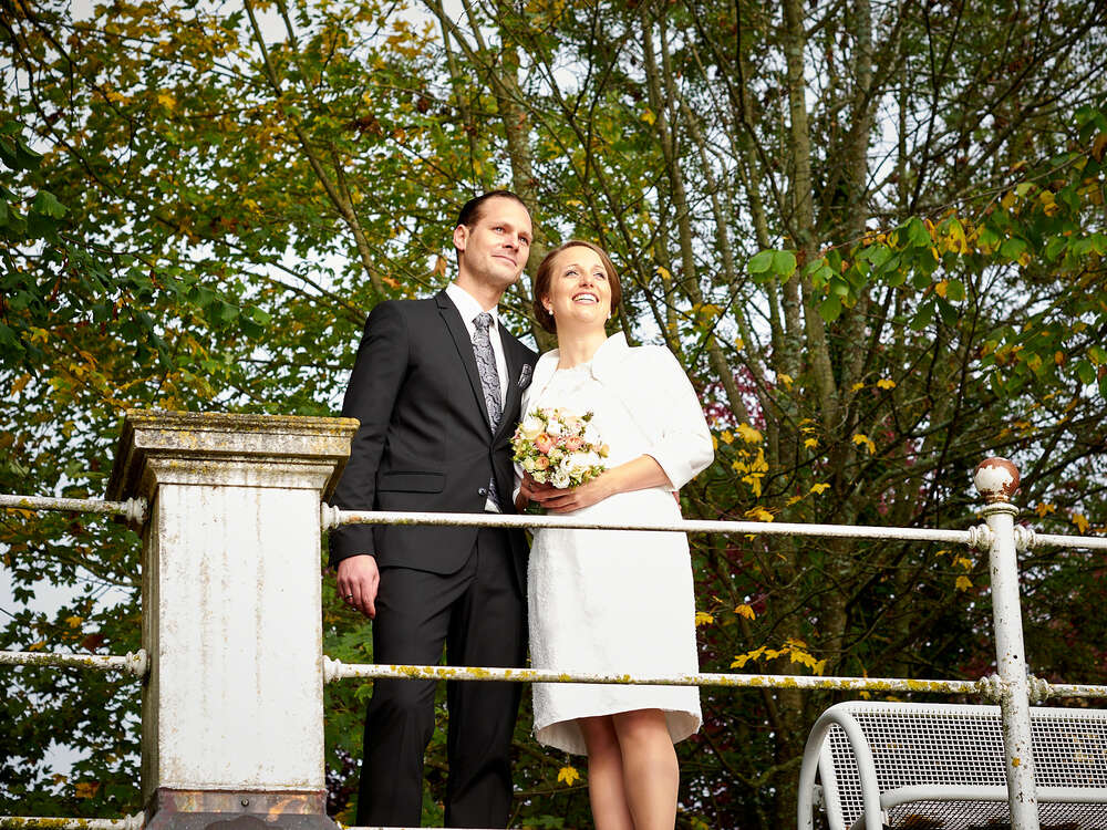 Brautpaar blickt über den Starnberger See (Martin Retzlaff)