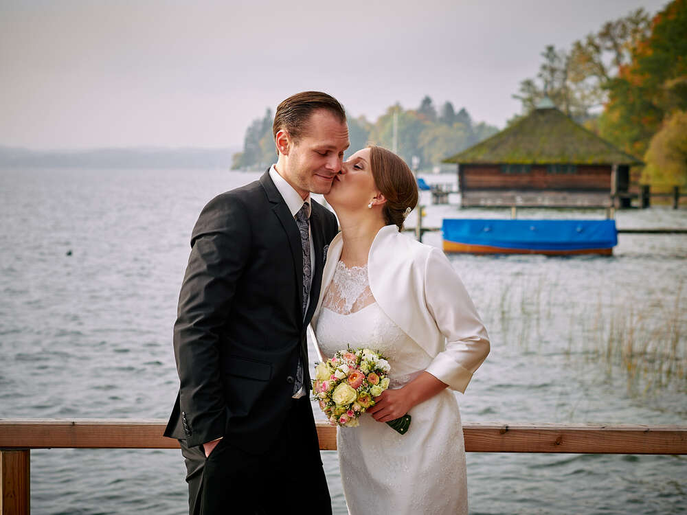 Braut küsst den Bräutigam (Martin Retzlaff)