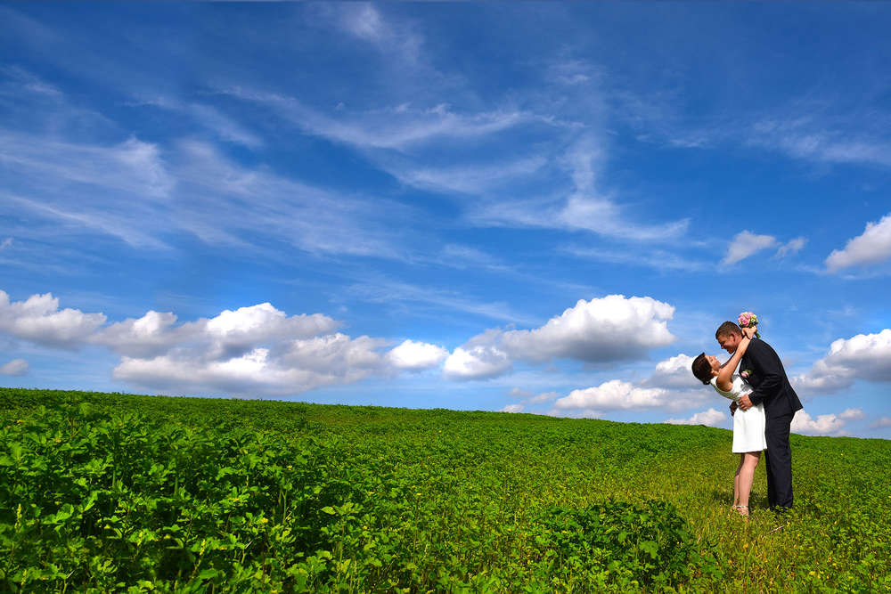 Brautpaar auf Wiese (EE fotografie)