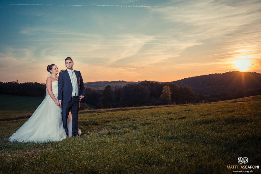 Brautpaar im Sonnenuntergang / Saarland und Rheinland Pfalz (Matthias Baroni Business & Hochzeitsfotograf)