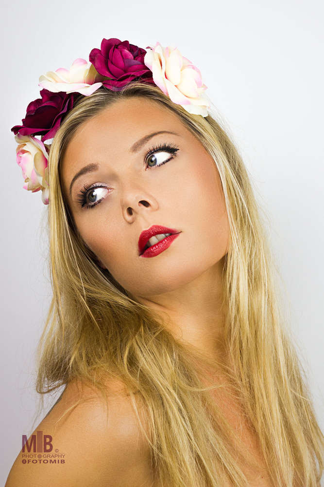 Beauty with roses (FotoMiB)