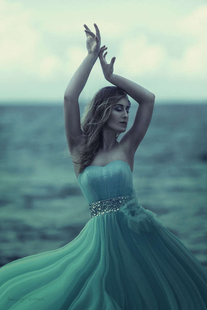 Beachfront Editorial (HoneyLightSolutions)