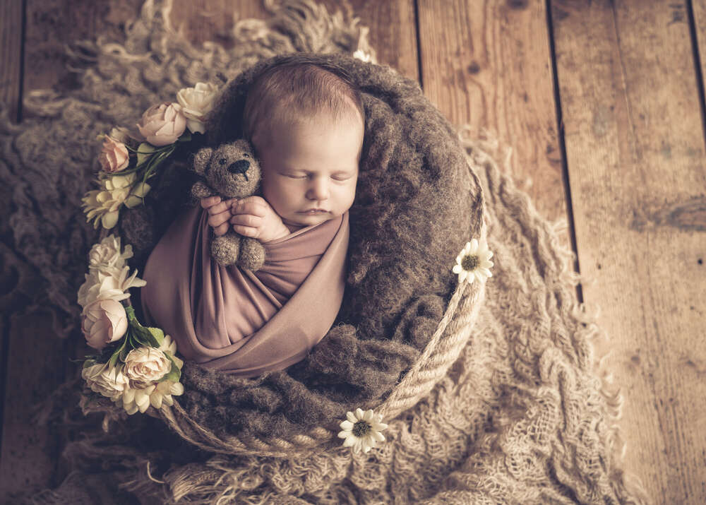 Säugling kuschelt mit Mini-Teddy (Domis Blickwinkel)