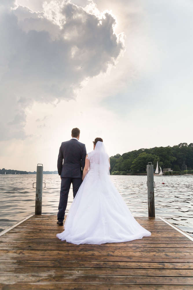 Brautpaarfoto am See (Hochzeitsfotograf in Berlin - Fotos eurer Hochzeit)