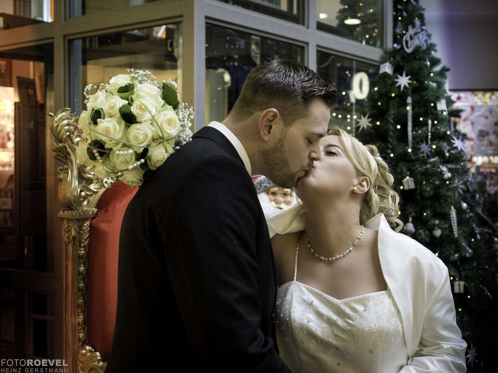 Brautkuss vor Weihnachtsdeko (Foto Roevel)