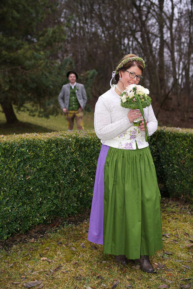 Erwartungsvoll in Tracht (Fotostudio Ernst)