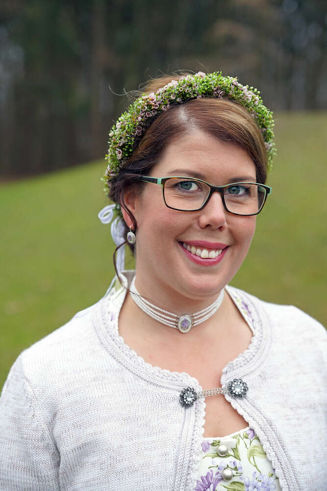 Portrait einer bayerischen Braut in Tracht (Fotostudio Ernst)