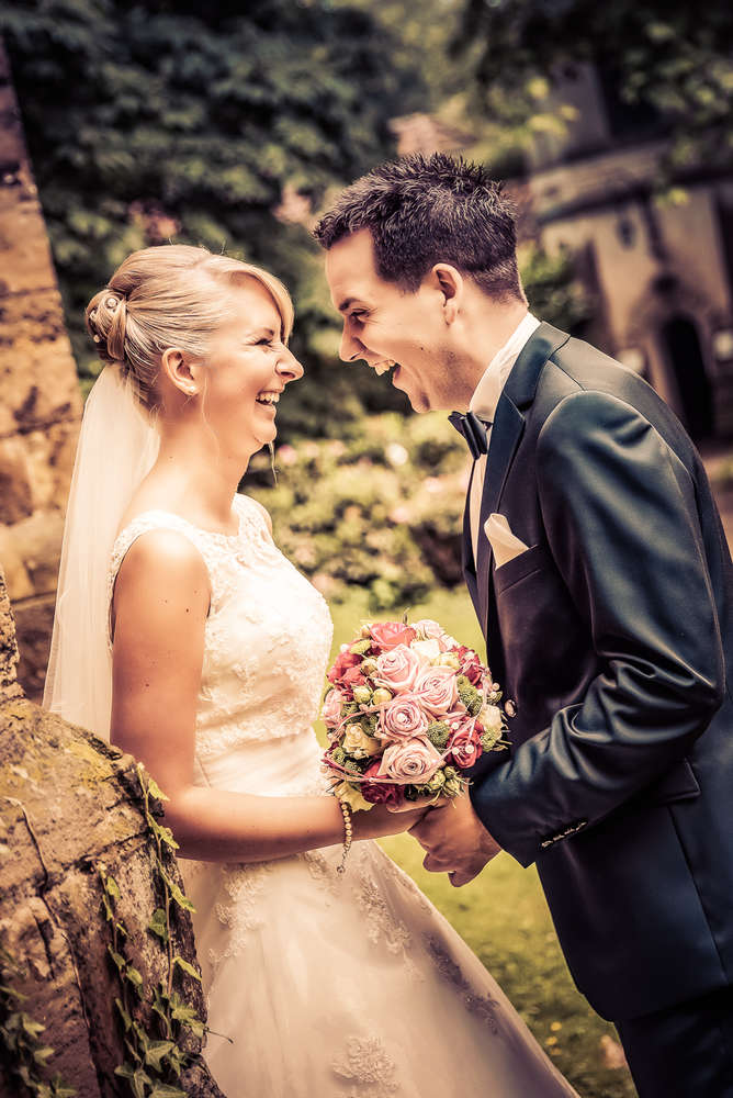 Glückliches Brautppar (Christian Knospe Fotografie)