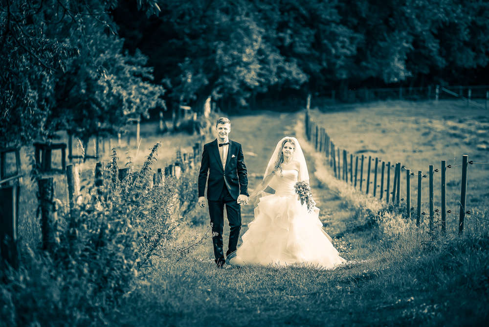 Der erste Hochzeitsspaziergang / Auf Abwegen (Christian Knospe Fotografie)