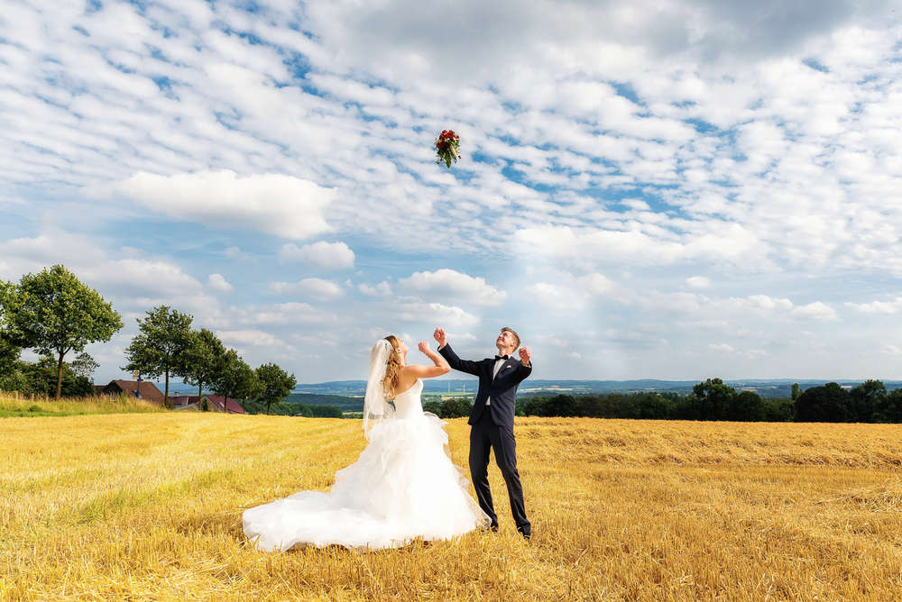 Brautstraußwurf / Wer fängt ihn ... (Christian Knospe Fotografie)