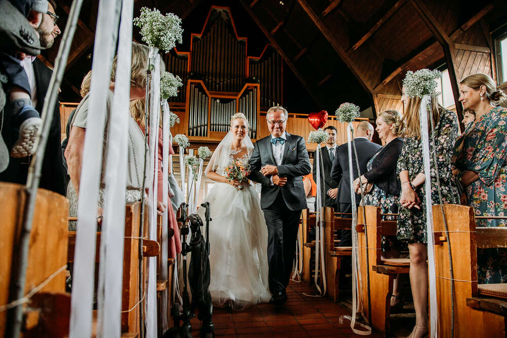 Braut mit Brautvater kirchliche Trauung dorinamilas.de (Fotografie & Hochzeitsfotografie Köln)