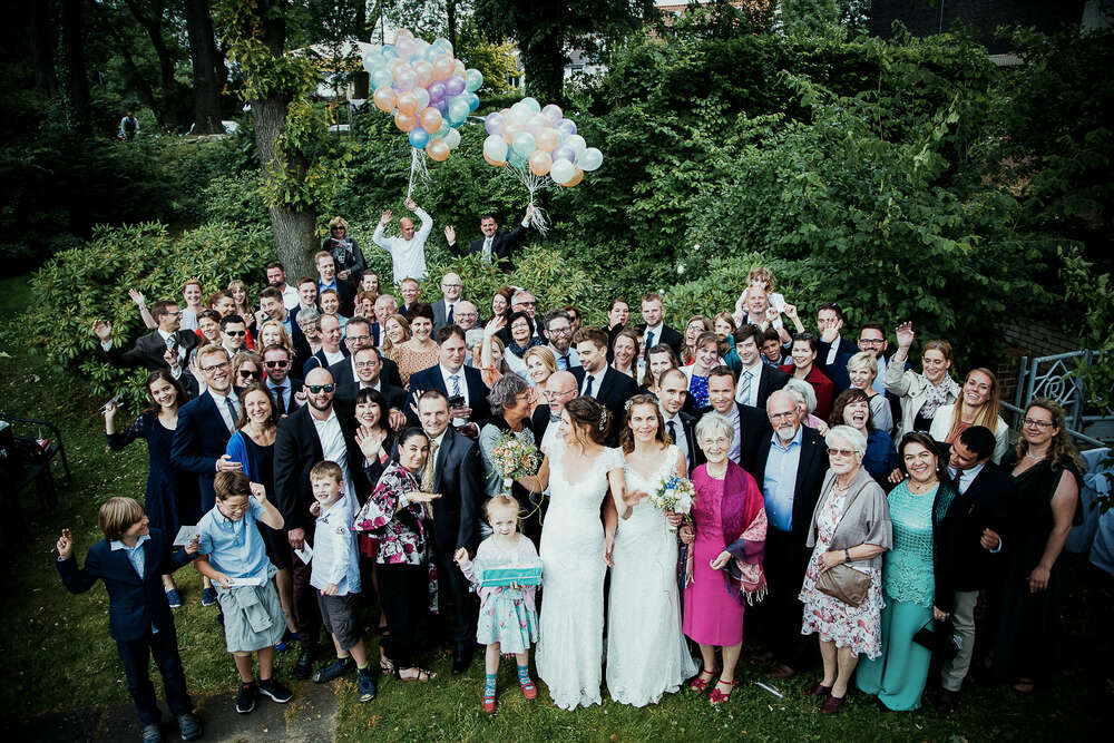 Gruppenbild Frauenhochzeit dorinamilas.de (Fotografie & Hochzeitsfotografie Köln)