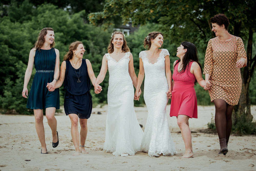 Gruppenbild Frauenhochzeit dorinamilas.de (Fotografie & Hochzeitsfotografie Köln)