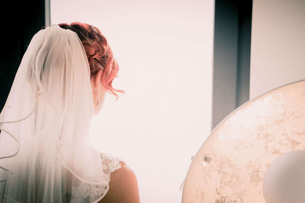 Braut vor Fenster (Foto Thimm)