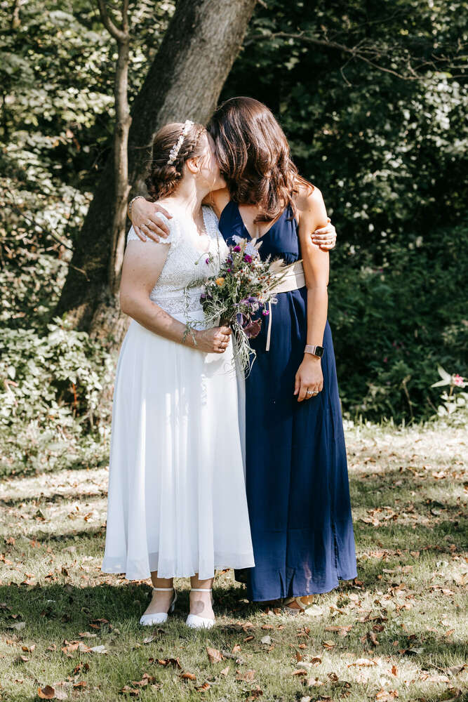 Hochzeitsshooting auf dem Lande mit dem Bulli