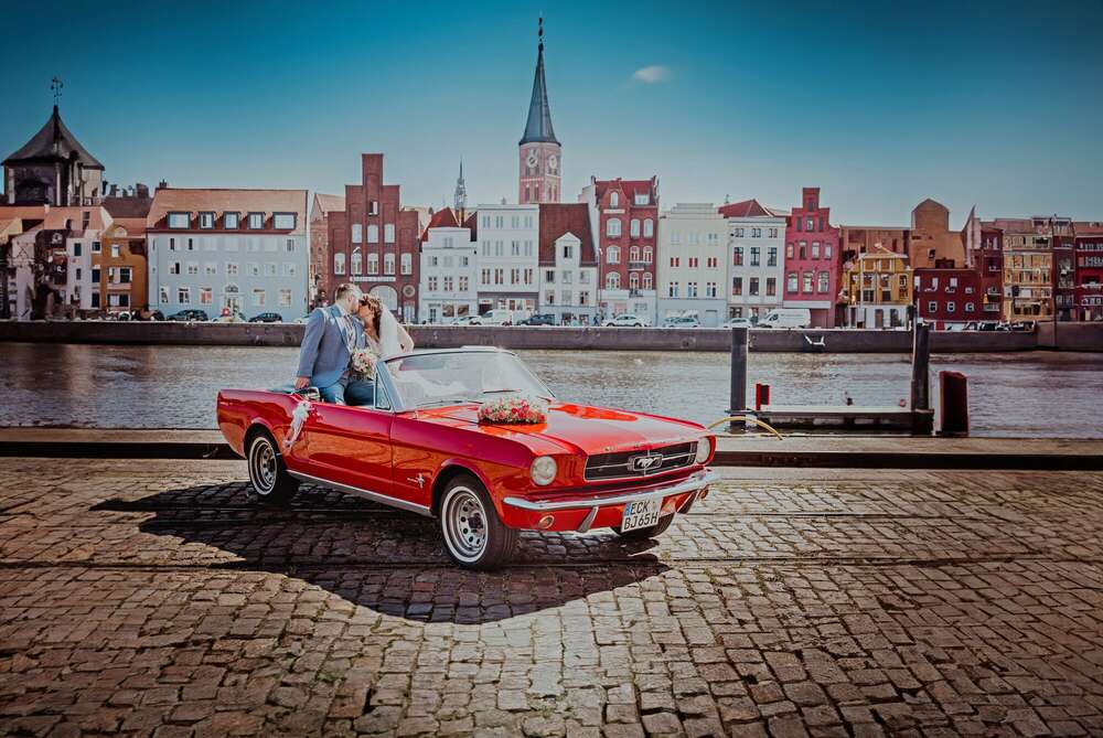 Mustang Cabrio mit Brautpaar (DeBo-Fotografie Fotograf und Fotostudio Lübeck)