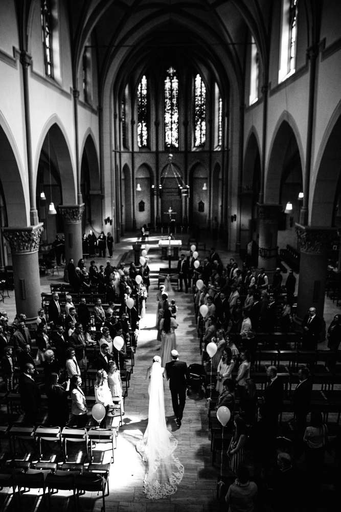 walking down the aisle (Bianca Funken Photography)