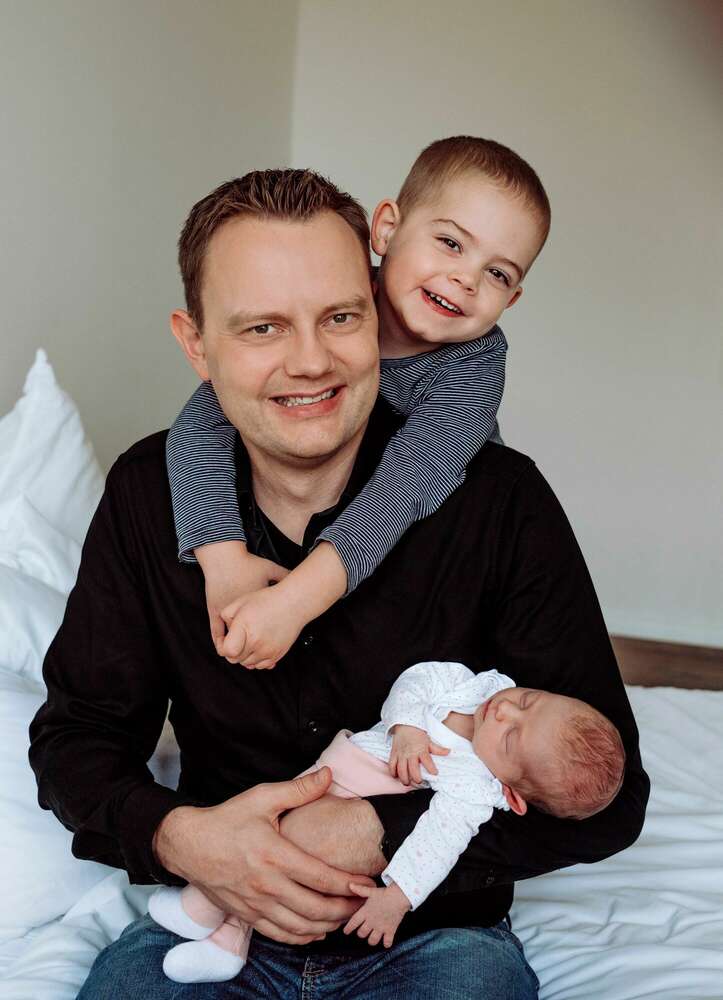 Newborn Familie (Portrait Salon Fotostudio Meisterbetrieb)