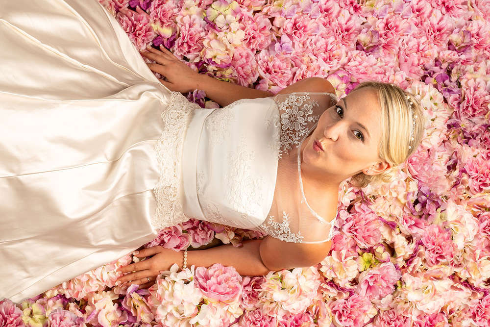 Braut in Rosenblüten (T & P Fotografie)
