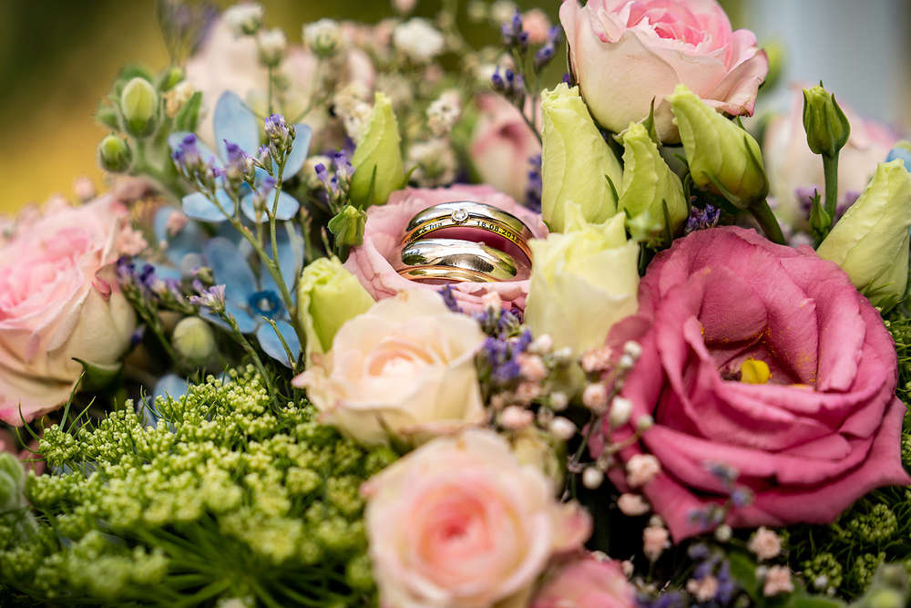 Brautstrauß mit Hochzeitsringen (T & P Fotografie)