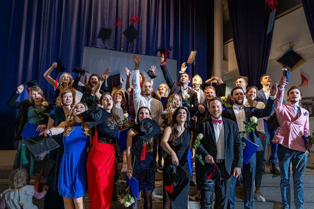 Gemeinsam feiern - eine vorläufig letzte Gelegenheit für ein gutes Foto mit allen bietet ein Event wie der Abiball oder die Examensfeier (Fotografie Andreas Hasenkamp)