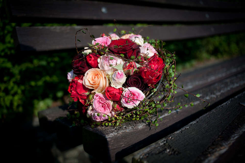 Brautstrauß auf Bank (OH Fotografie und Medienproduktion)