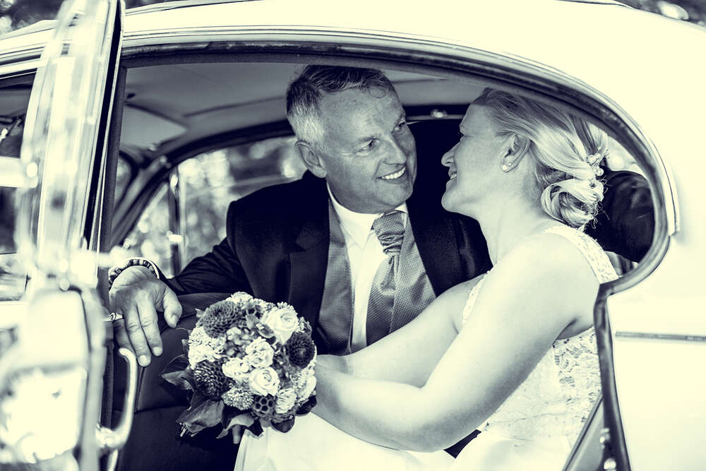 Brautpaar im Oldtimer I (Christian Schmidt Fotografie)