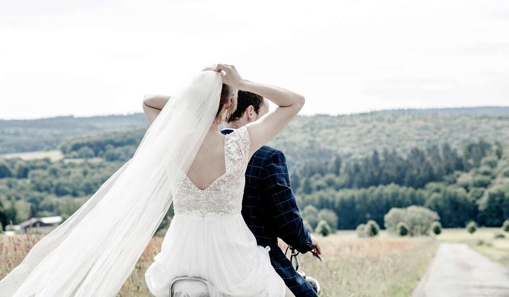 fahrendes Brautpaar (Christian Schmidt Fotografie)