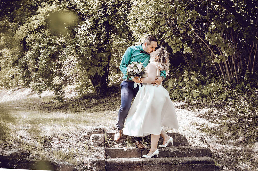 K&uuml;ssendes Brautpaar (Janina Gumprecht Fotografie)