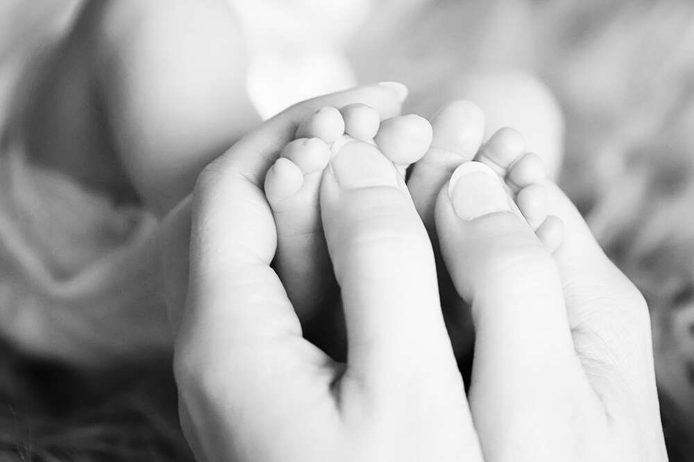 Babyf&uuml;&szlig;en Schwarzweis (Janina Gumprecht Fotografie)