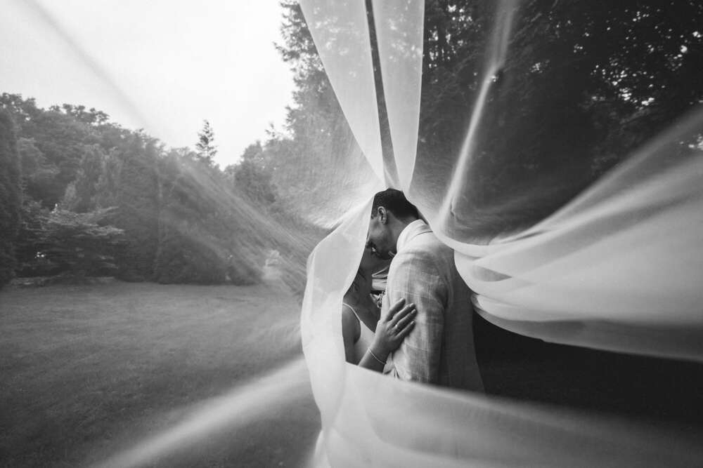 lange Schleier auf einer Hochzeit  (Viktorfoto)