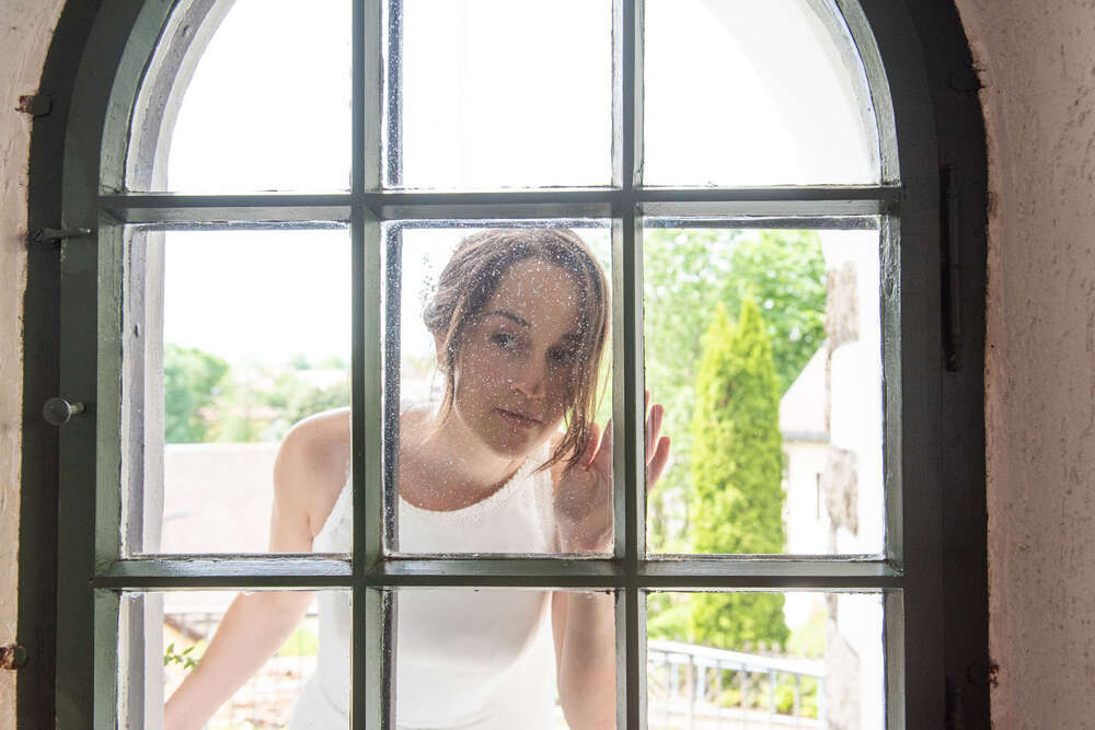 braut schaut durchs Standesamtfenster (claudia göpperl photographie)