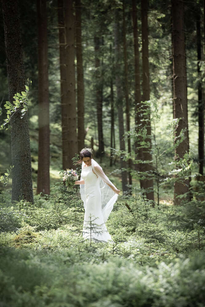 braut im Wald (claudia göpperl photographie)