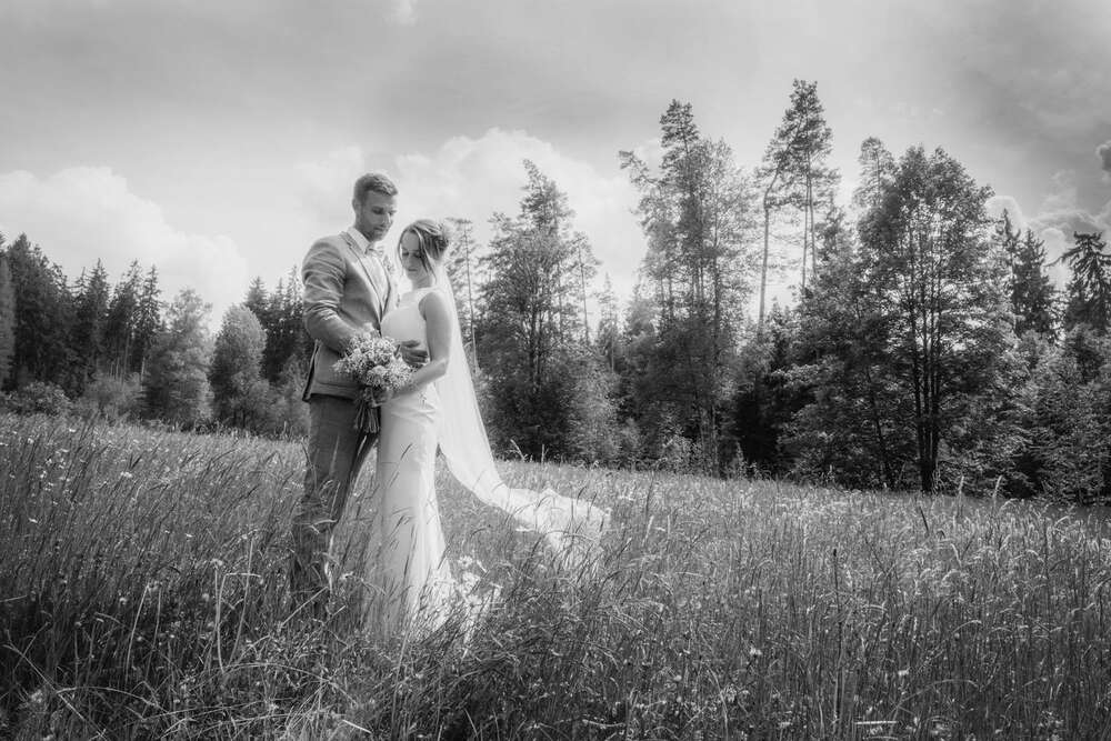 brautpaar auf Waldlichtung (claudia göpperl photographie)